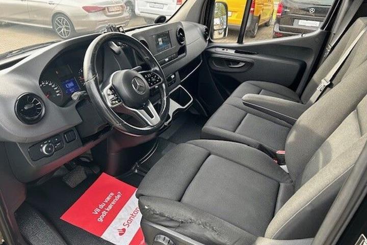 Sort Mercedes Sprinter 316 fra 2020