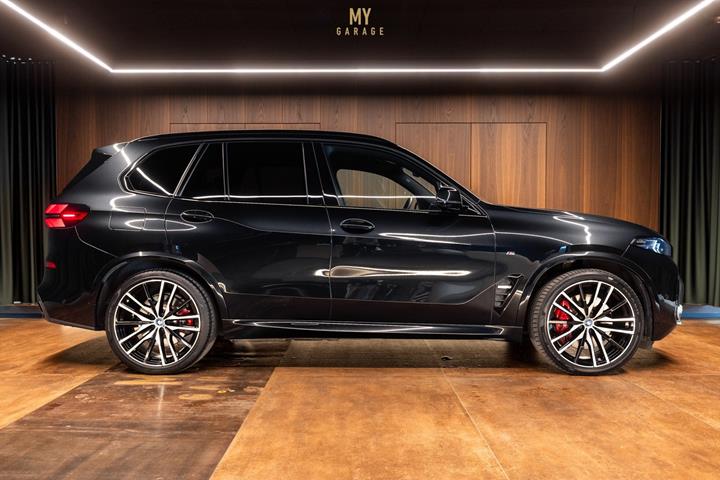Sort BMW X5 fra 2023