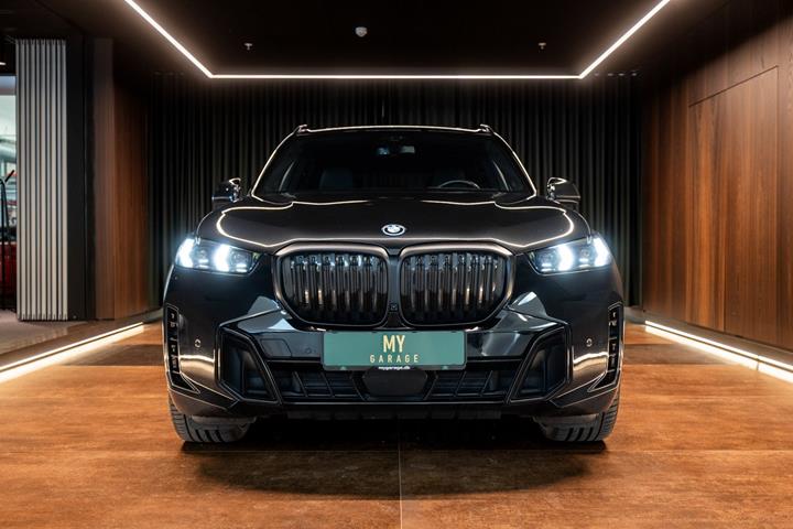 Sort BMW X5 fra 2023