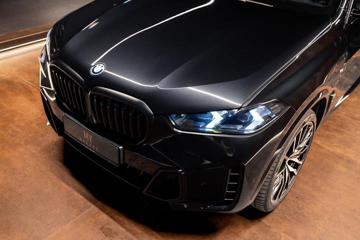 Sort BMW X5 fra 2023