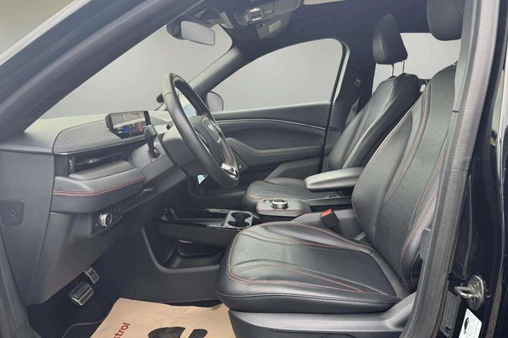Sort Ford Mustang Mach-E fra 2021