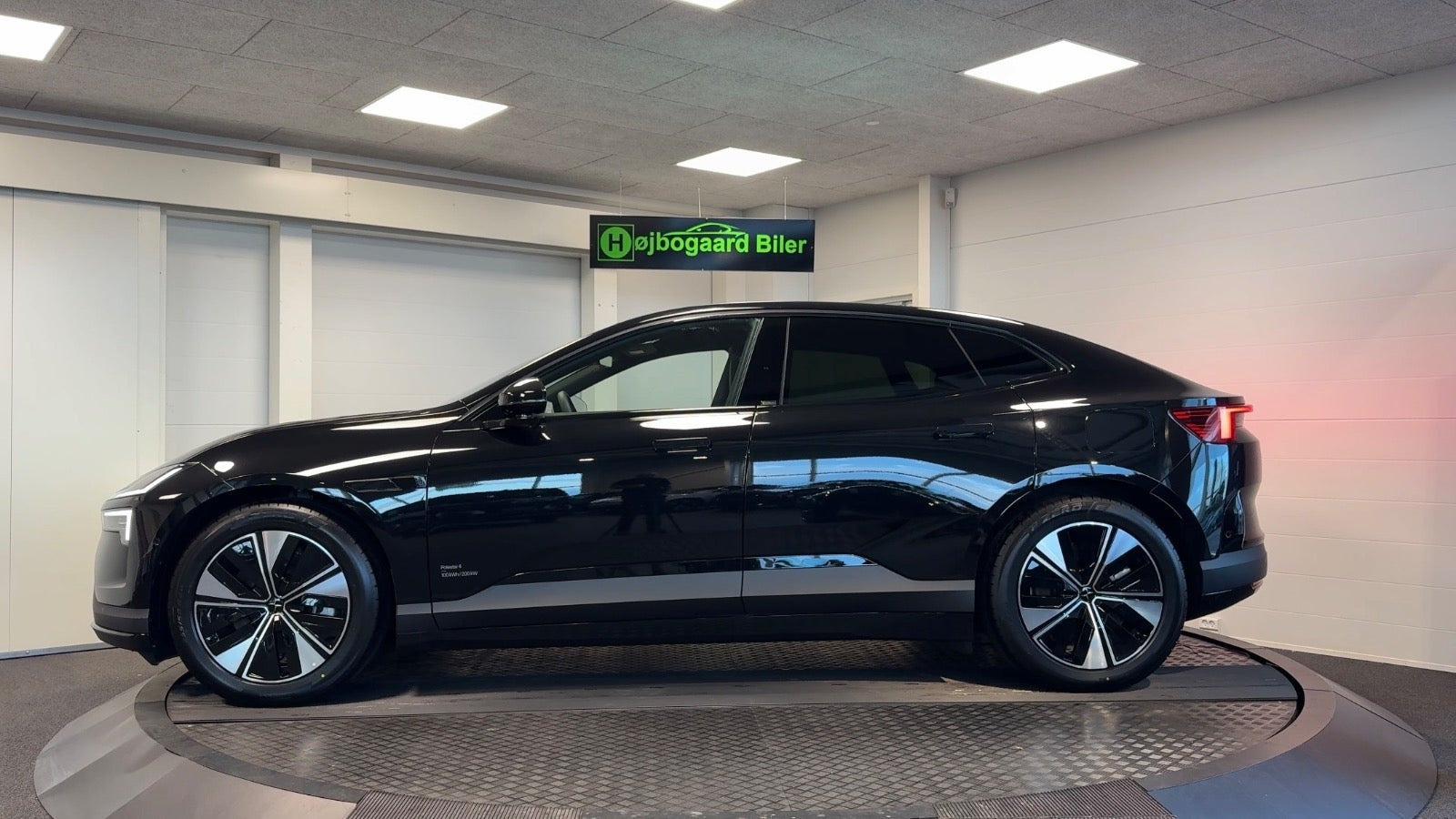 Sort Polestar 4 fra 2026