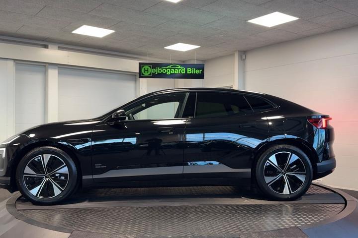 Sort Polestar 4 fra 2026