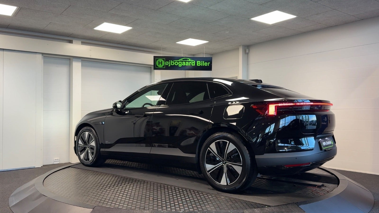 Sort Polestar 4 fra 2026