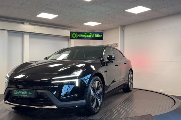 Sort Polestar 4 fra 2026 set udefra