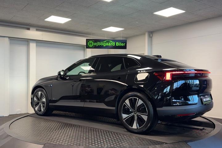 Sort Polestar 4 fra 2026
