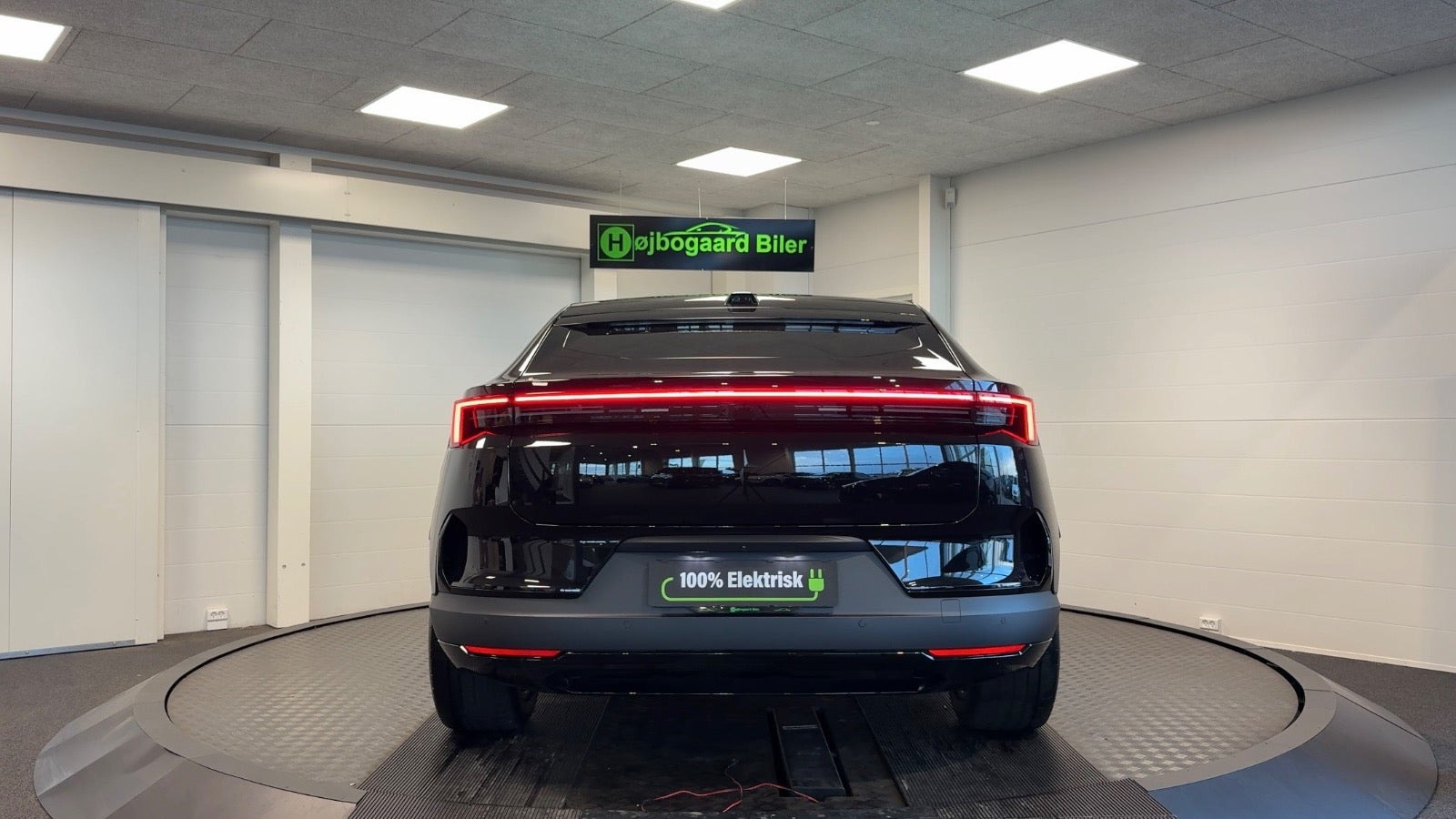 Sort Polestar 4 fra 2026