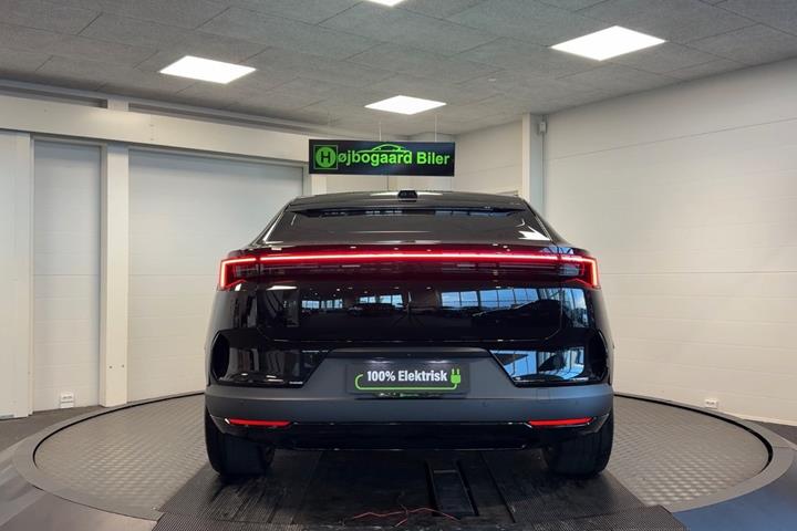 Sort Polestar 4 fra 2026