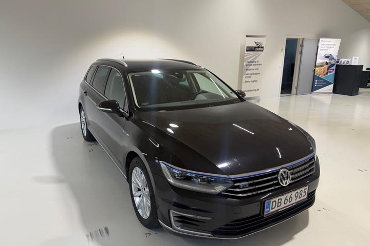 Sort VW Passat fra 2016