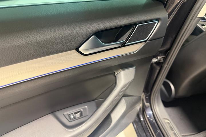 Sort VW Passat fra 2016