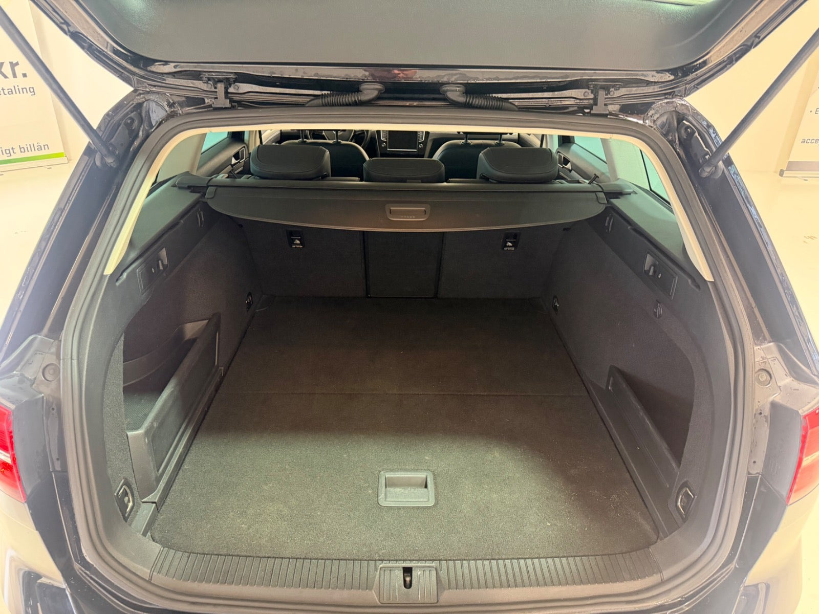 Sort VW Passat fra 2016