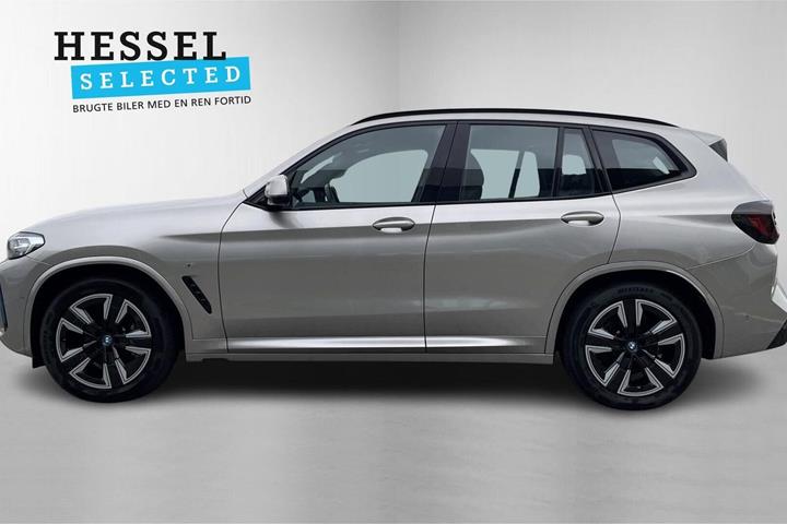 Orange BMW iX3 fra 2022