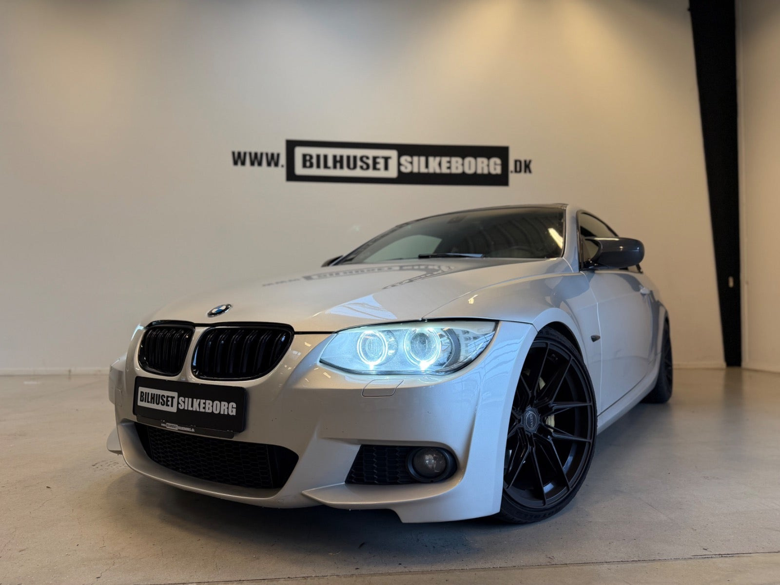 Gul BMW 328i fra 2012
