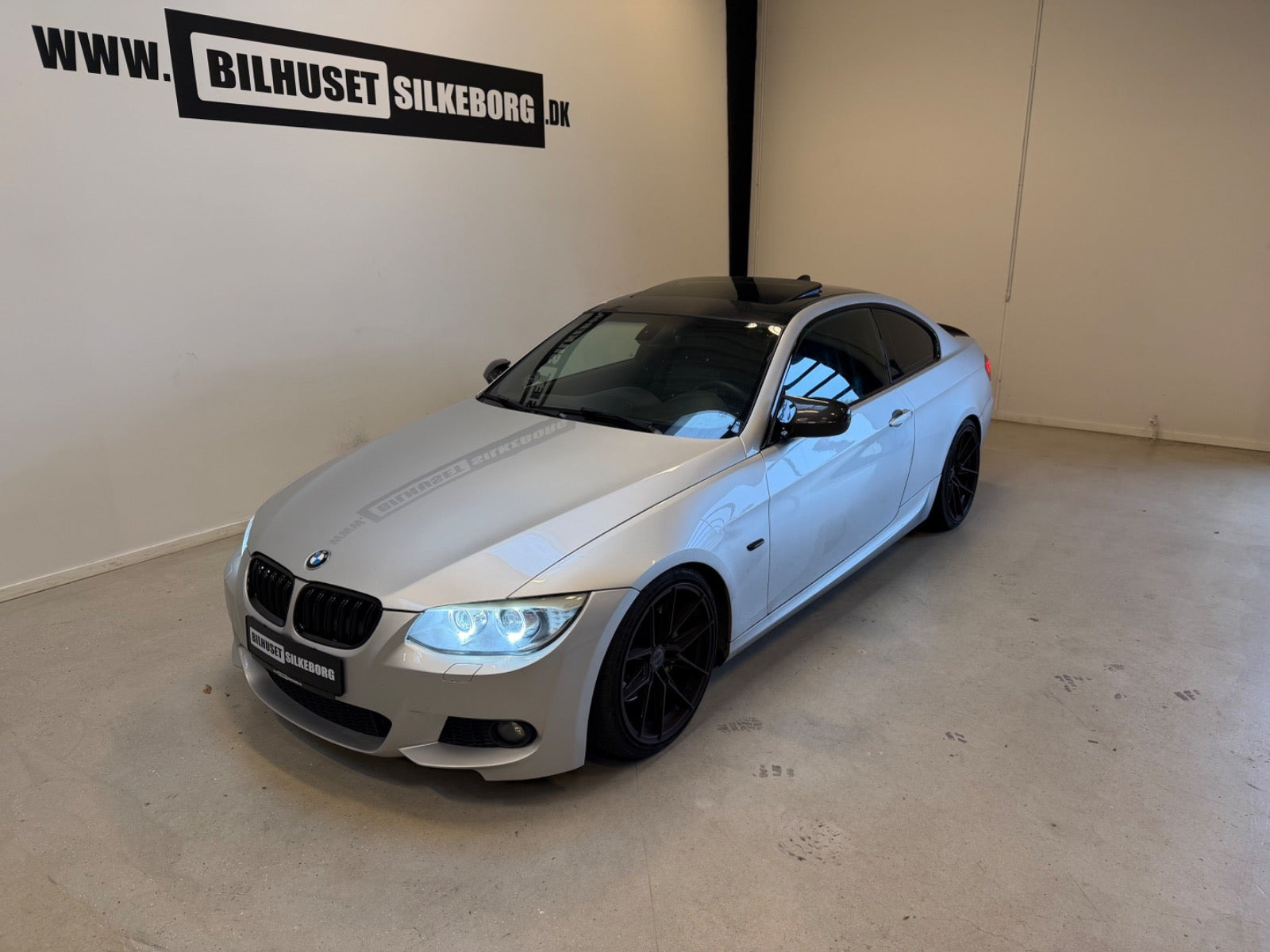 Gul BMW 328i fra 2012
