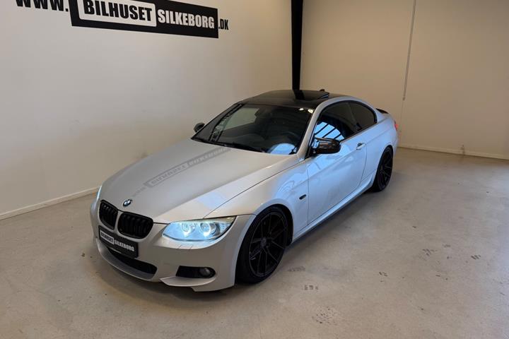 Gul BMW 328i fra 2012