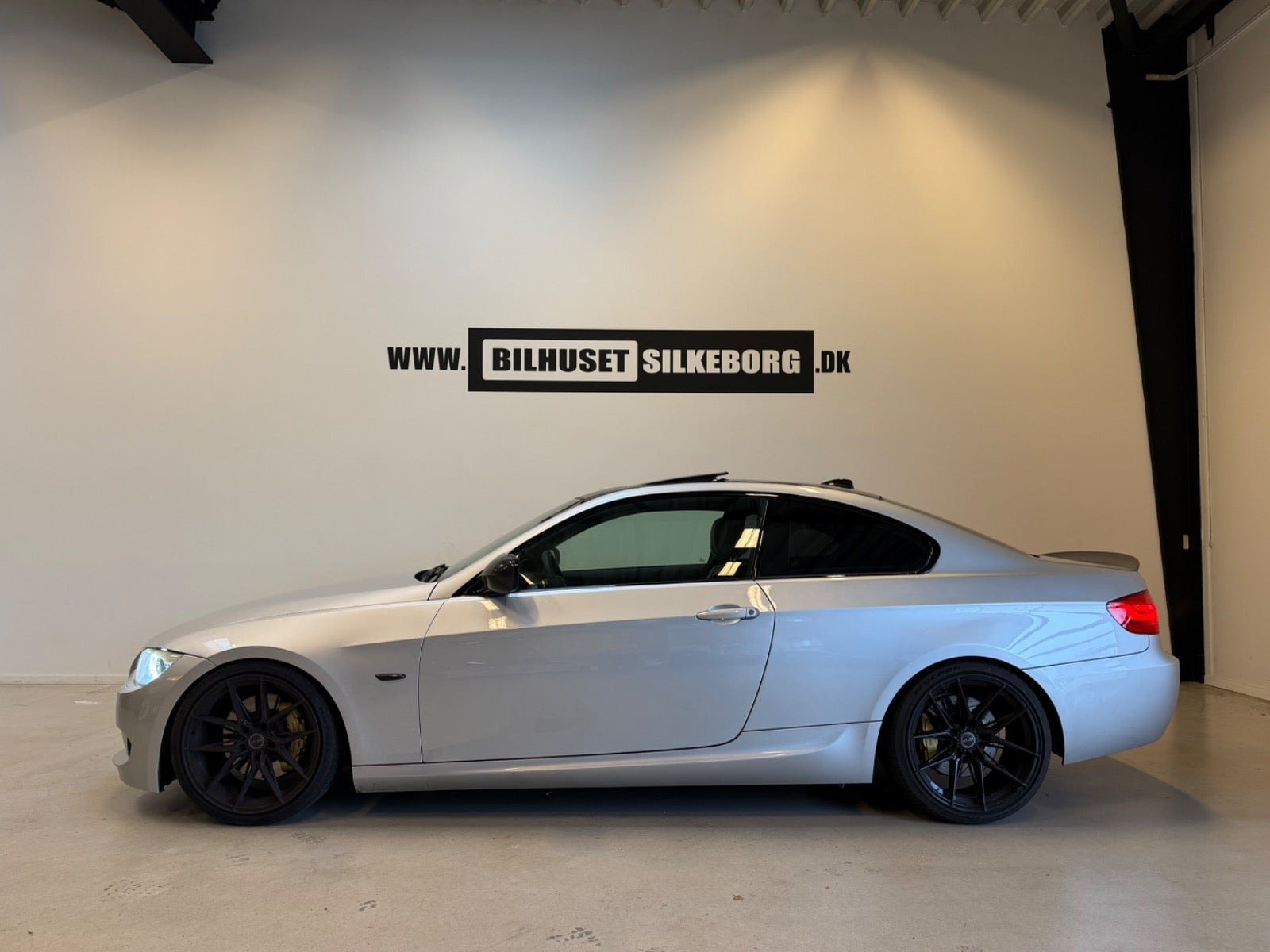 Gul BMW 328i fra 2012