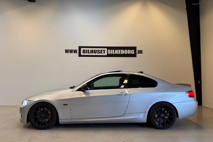 Gul BMW 328i fra 2012