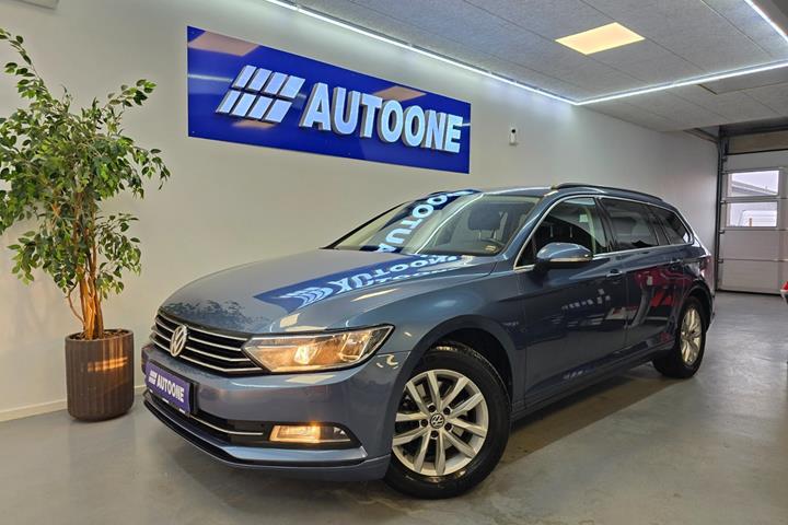 Blå VW Passat fra 2017
