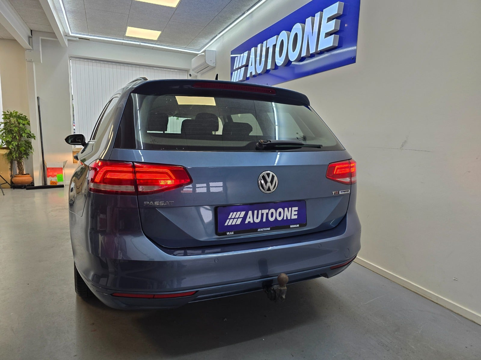 Blå VW Passat fra 2017