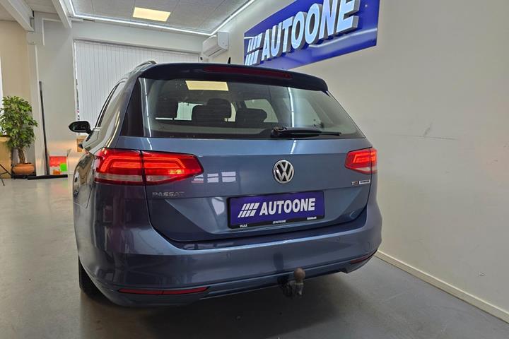 Blå VW Passat fra 2017