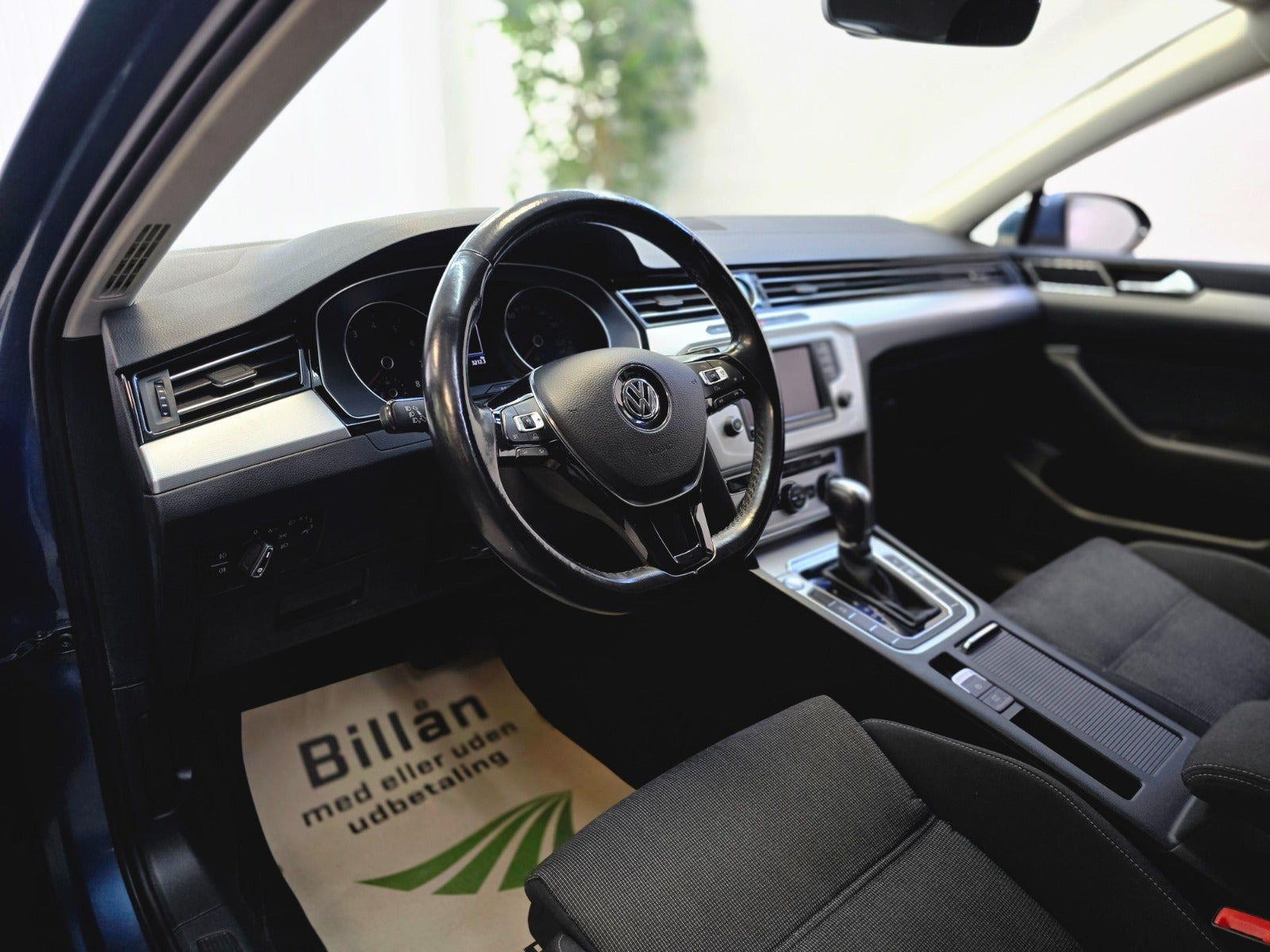 Blå VW Passat fra 2017