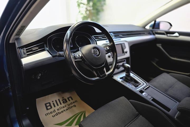 Blå VW Passat fra 2017