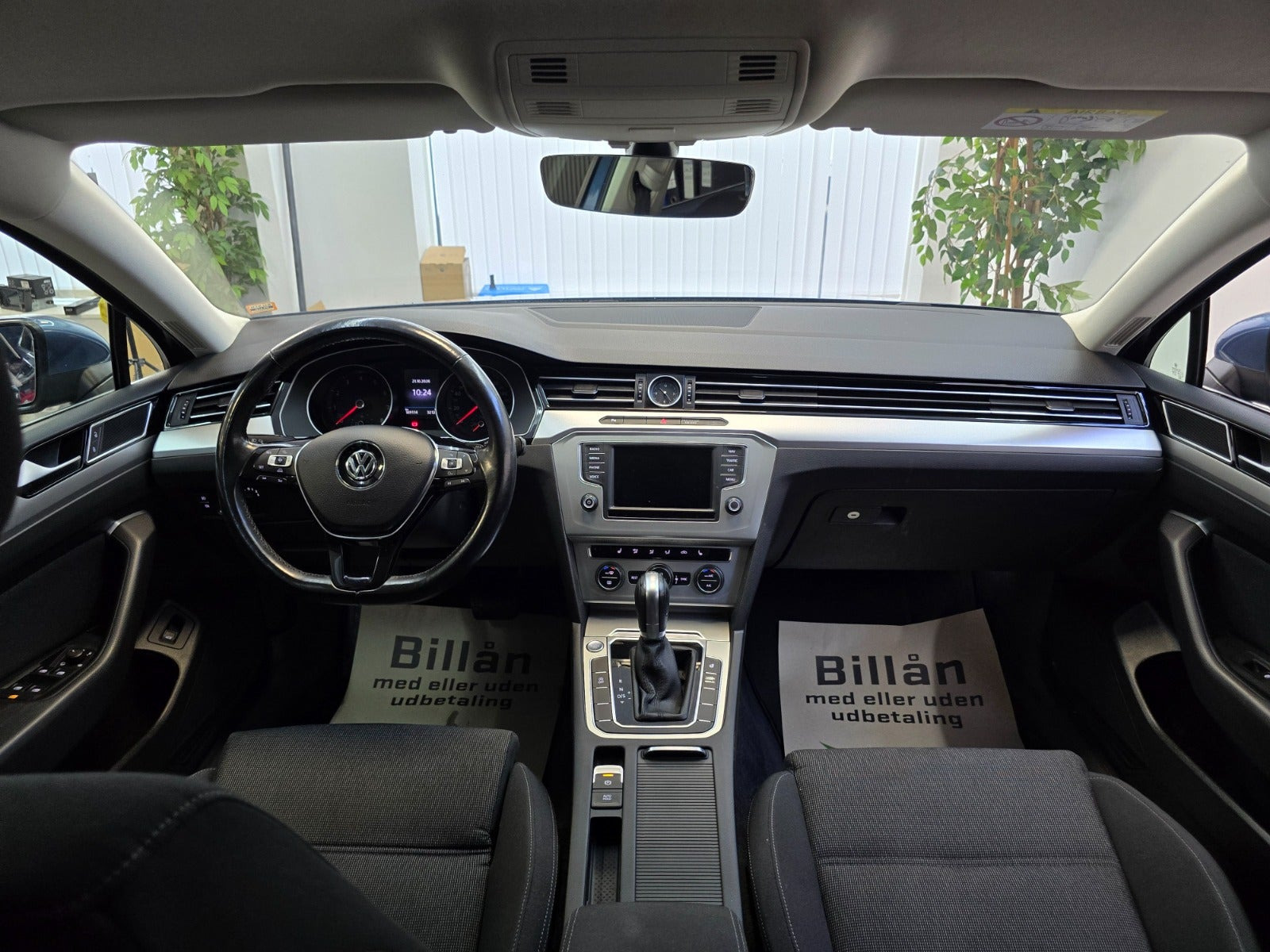 Blå VW Passat fra 2017