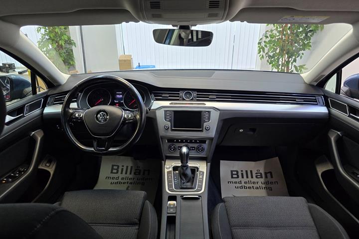 Blå VW Passat fra 2017