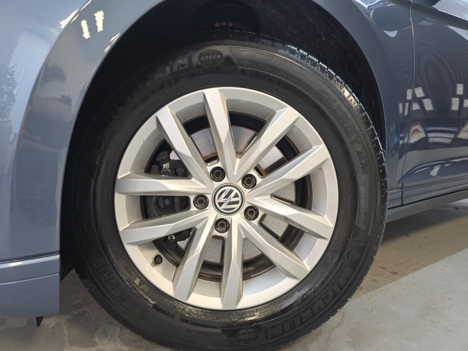 Blå VW Passat fra 2017
