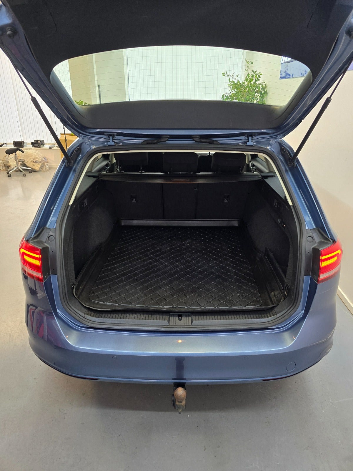 Blå VW Passat fra 2017