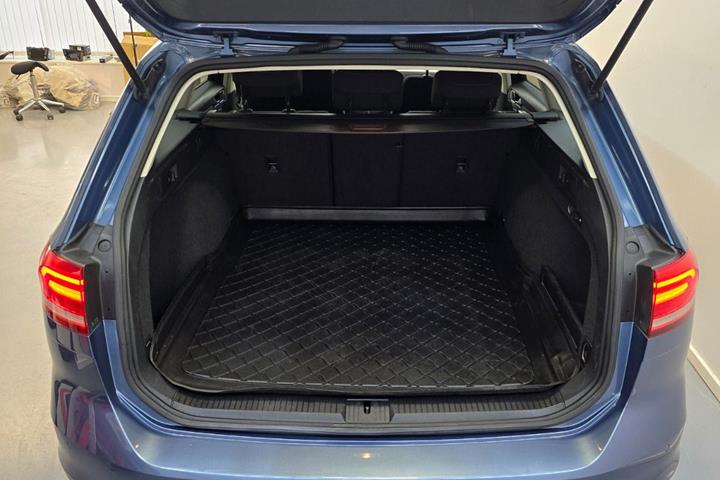 Blå VW Passat fra 2017