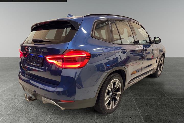 Blå BMW iX3 fra 2021