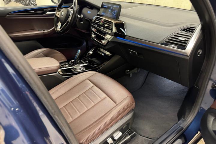 Blå BMW iX3 fra 2021