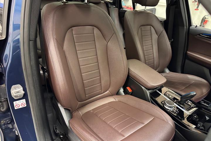 Blå BMW iX3 fra 2021