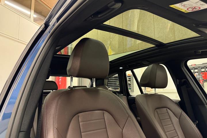 Blå BMW iX3 fra 2021