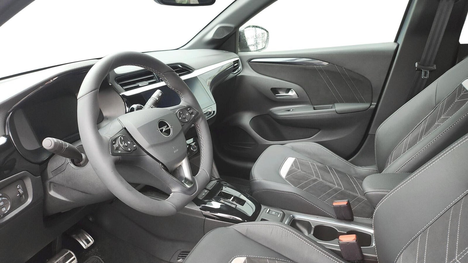 Grå Opel Corsa-e fra 2024