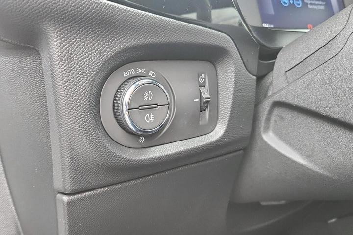 Grå Opel Corsa-e fra 2024