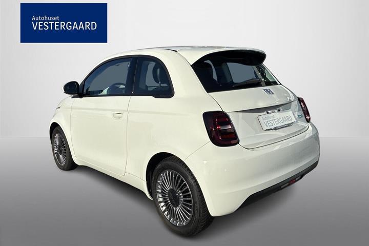Hvid Fiat 500e fra 2023