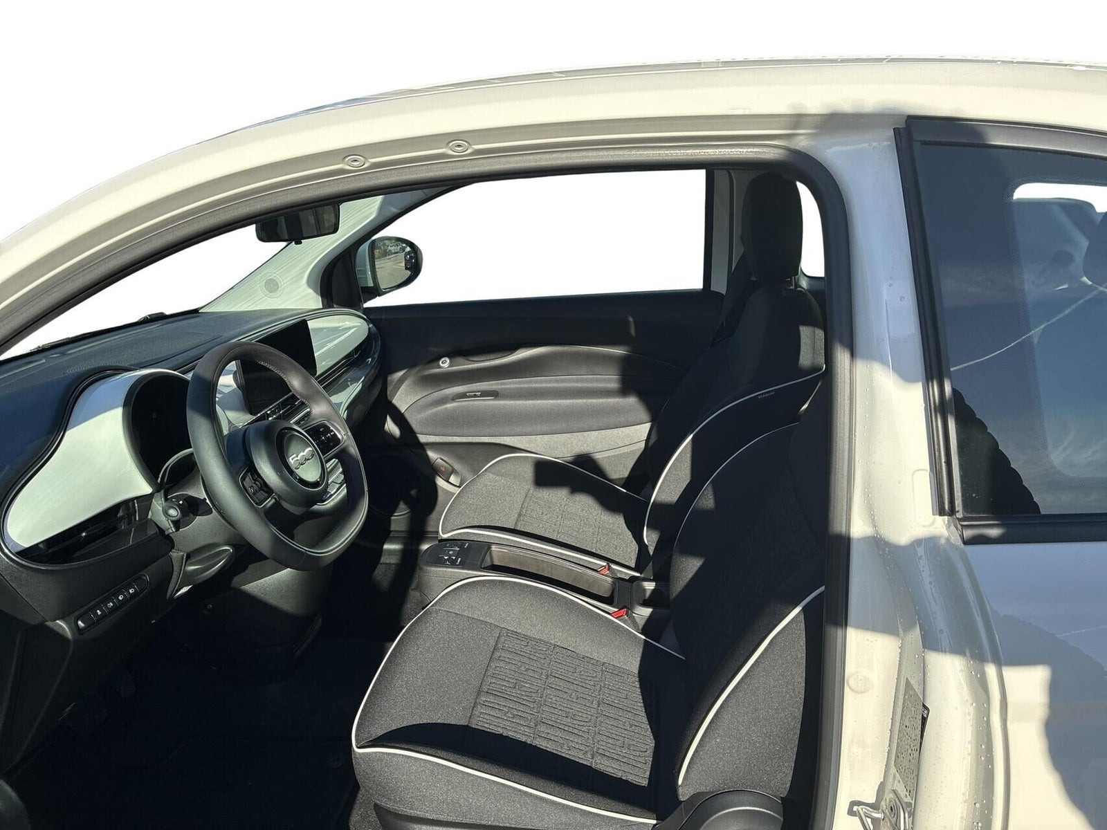 Hvid Fiat 500e fra 2023