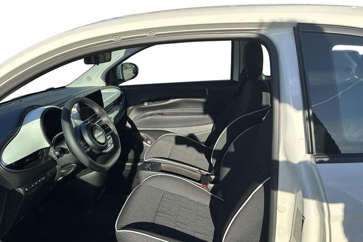 Hvid Fiat 500e fra 2023