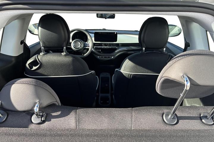Hvid Fiat 500e fra 2023