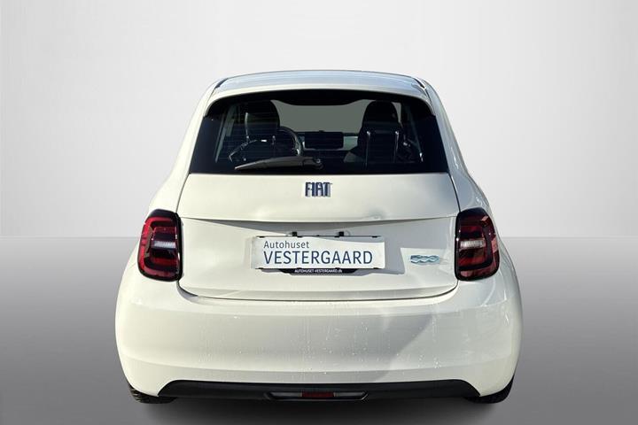 Hvid Fiat 500e fra 2023