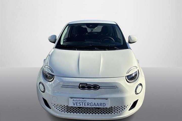 Hvid Fiat 500e fra 2023