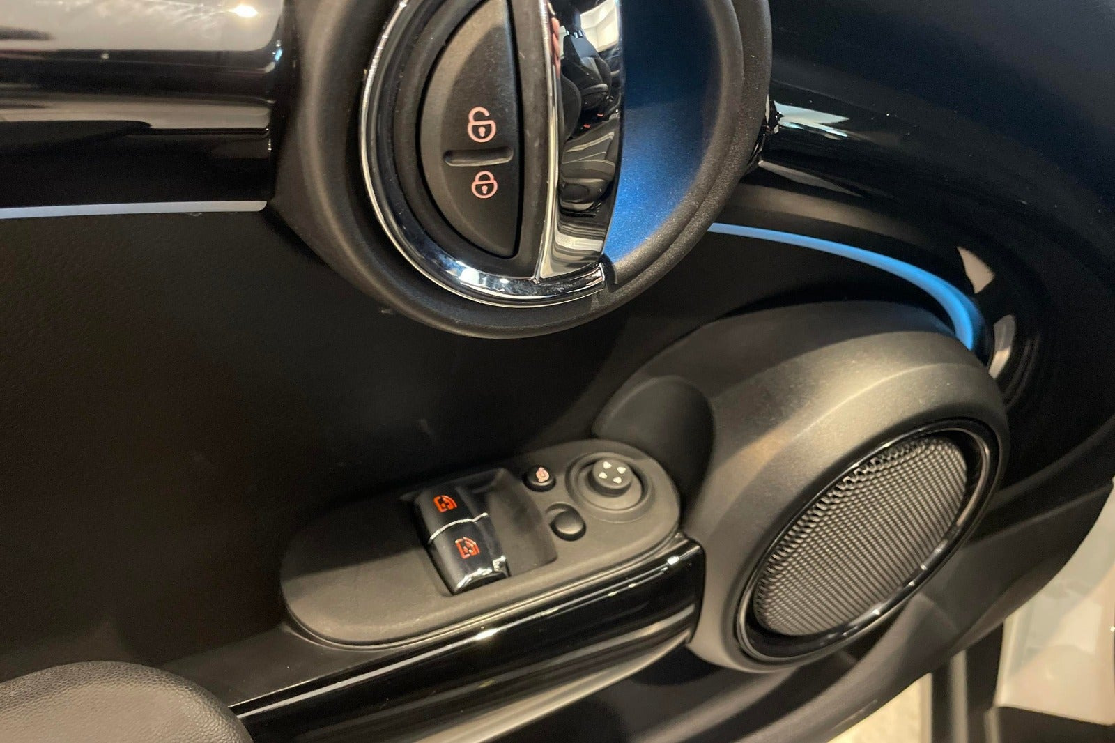 Hvid Mini Cooper SE fra 2023