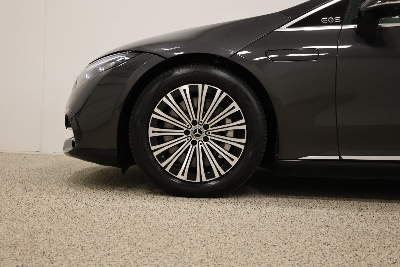 Grå Mercedes EQS580 fra 2022