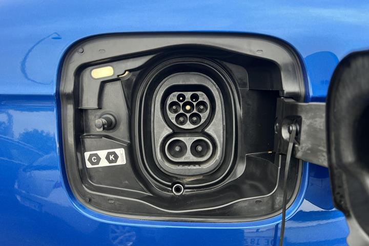 Blå Skoda Enyaq fra 2022