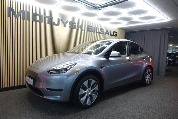 Sølv Tesla Model Y fra 2024