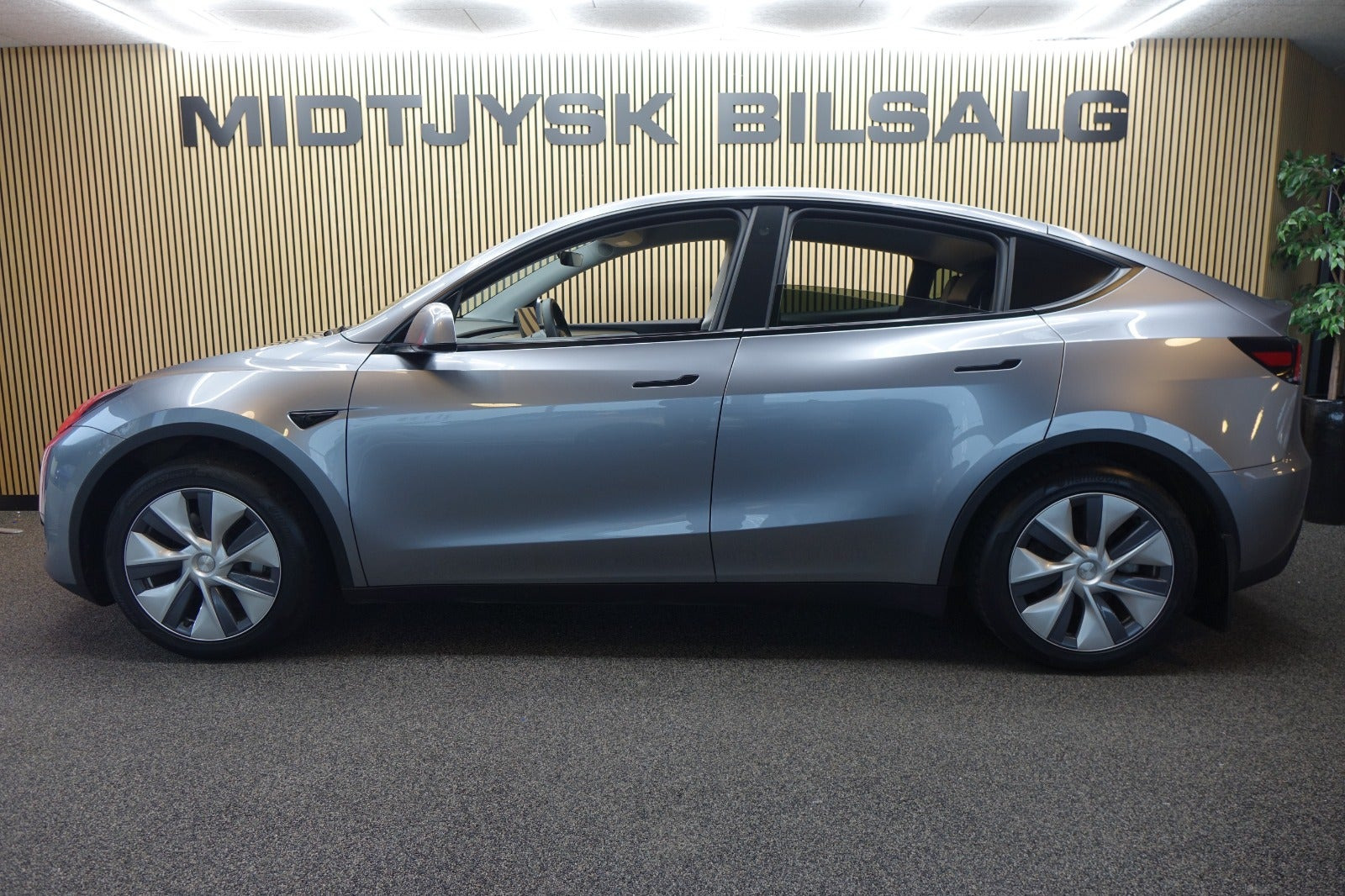 Sølv Tesla Model Y fra 2024