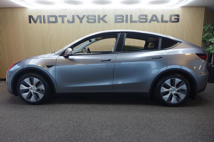Sølv Tesla Model Y fra 2024
