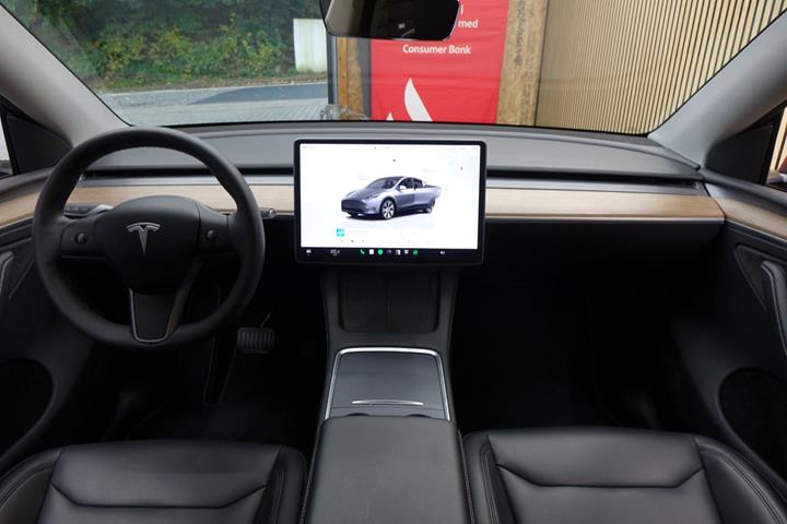 Sølv Tesla Model Y fra 2024